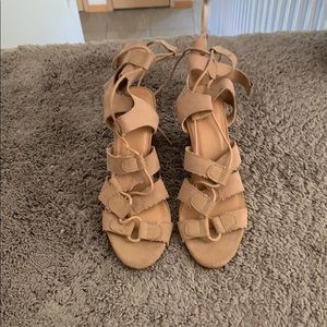 Laced block heel beige shoes